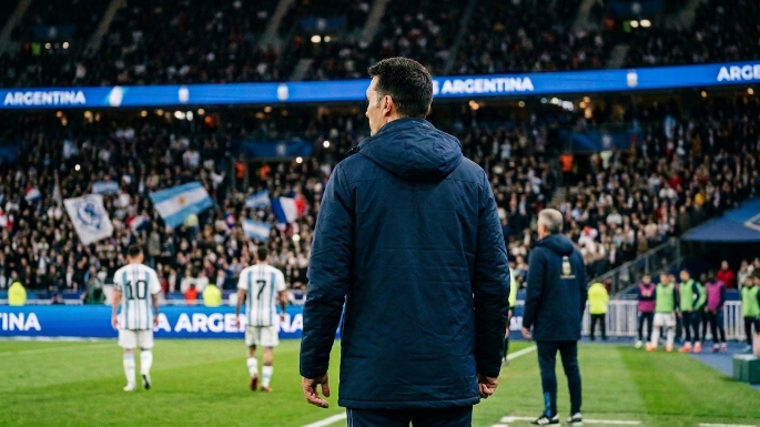 Liderazgo, procesos y salud mental frente a la inmediatez perfil de un director técnico enfocado, transmitiendo calma en un entorno de estadio
