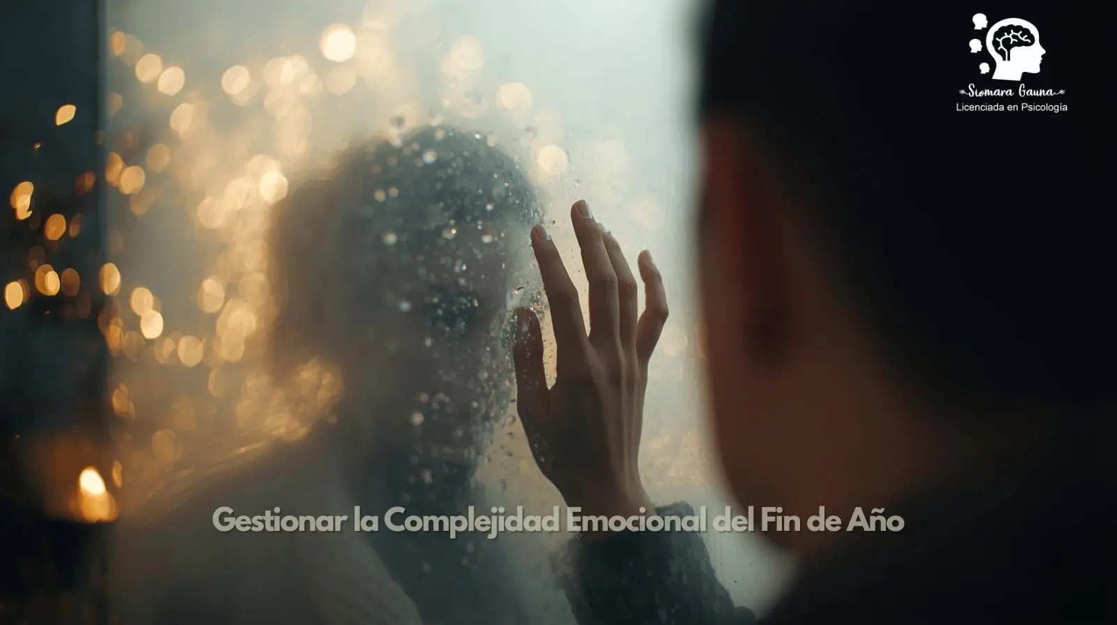 Una persona de espaldas, frente a un espejo empañado donde solo se ve nítida una pequeña parte de su rostro o su mano borrando el vapor. El entorno es una habitación con luces cálidas de fondo.