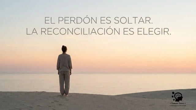 Perdonar es un acto de liberación personal y no una obligación de retomar vínculos. Una mujer contempla una tranquila puesta de sol sobre el océano, que simboliza paz y liberación emocional. Colores suaves, composición limpia y estilo minimalista.