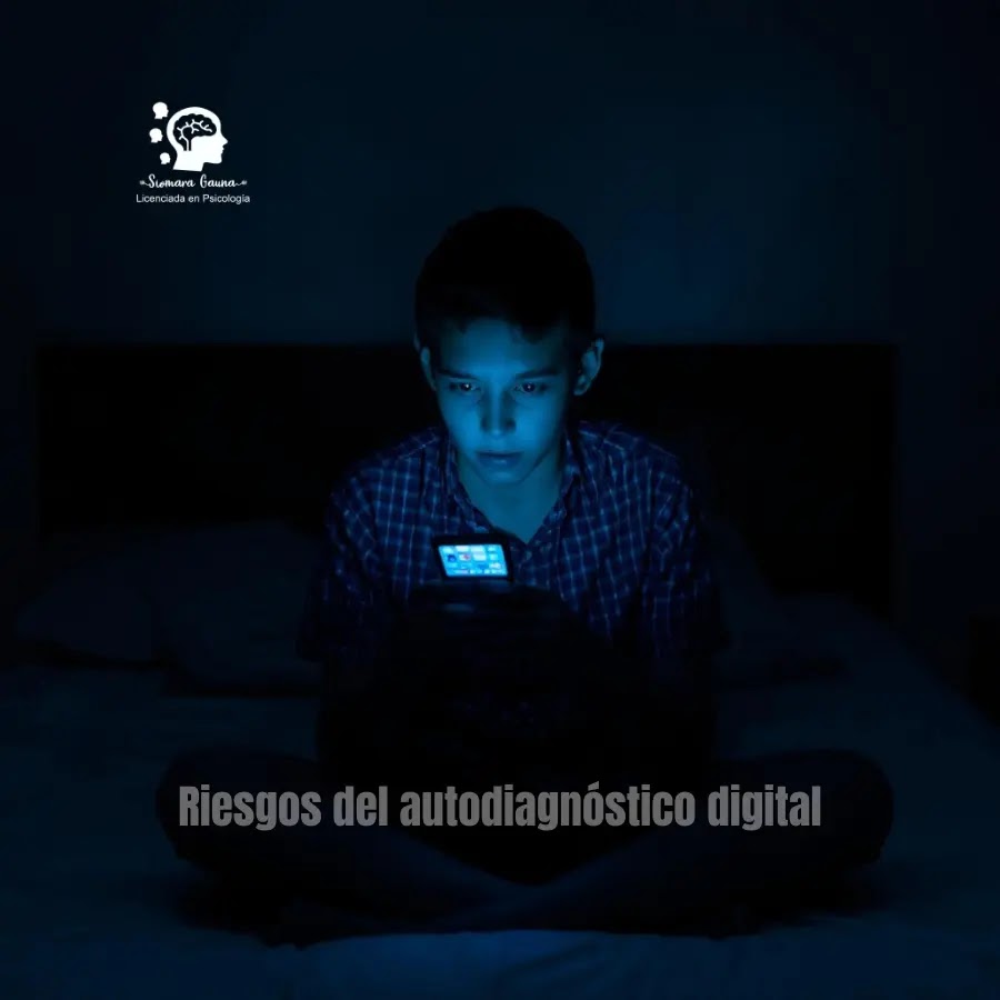 Un adolescente sentado en su cama, en la penumbra, iluminado solo por la luz azul de un smartphone. En la pantalla se ven íconos de redes sociales. Transmite introspección y soledad digital.