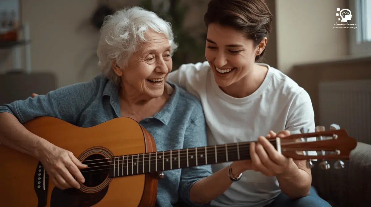 Mujer adulta mayor aprendiendo a tocar la guitarra