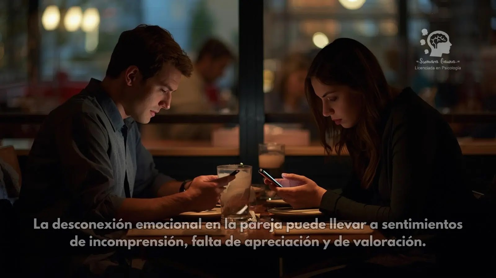 Una pareja sentada mirando sus teléfonos