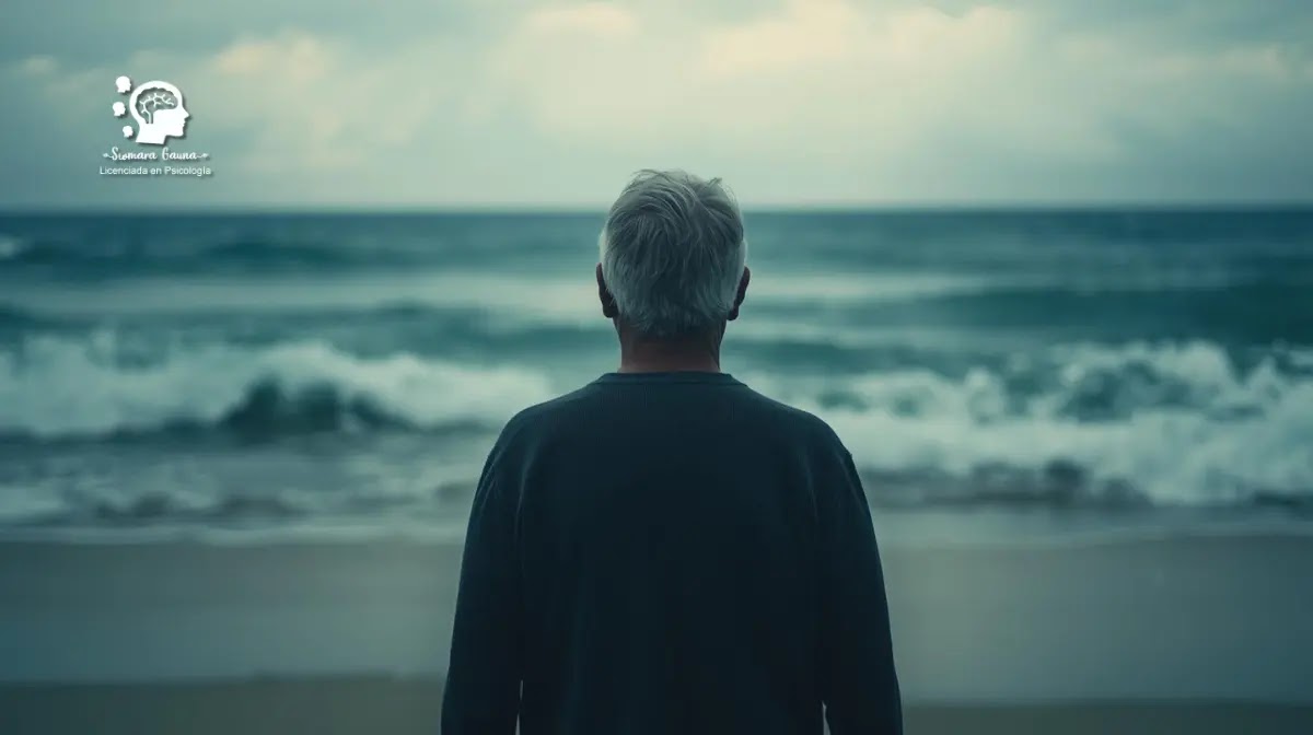 Cuidar tu salud mental en esta nueva etapa hombre reflexionando frente al mar, representando la transición emocional de la madurez