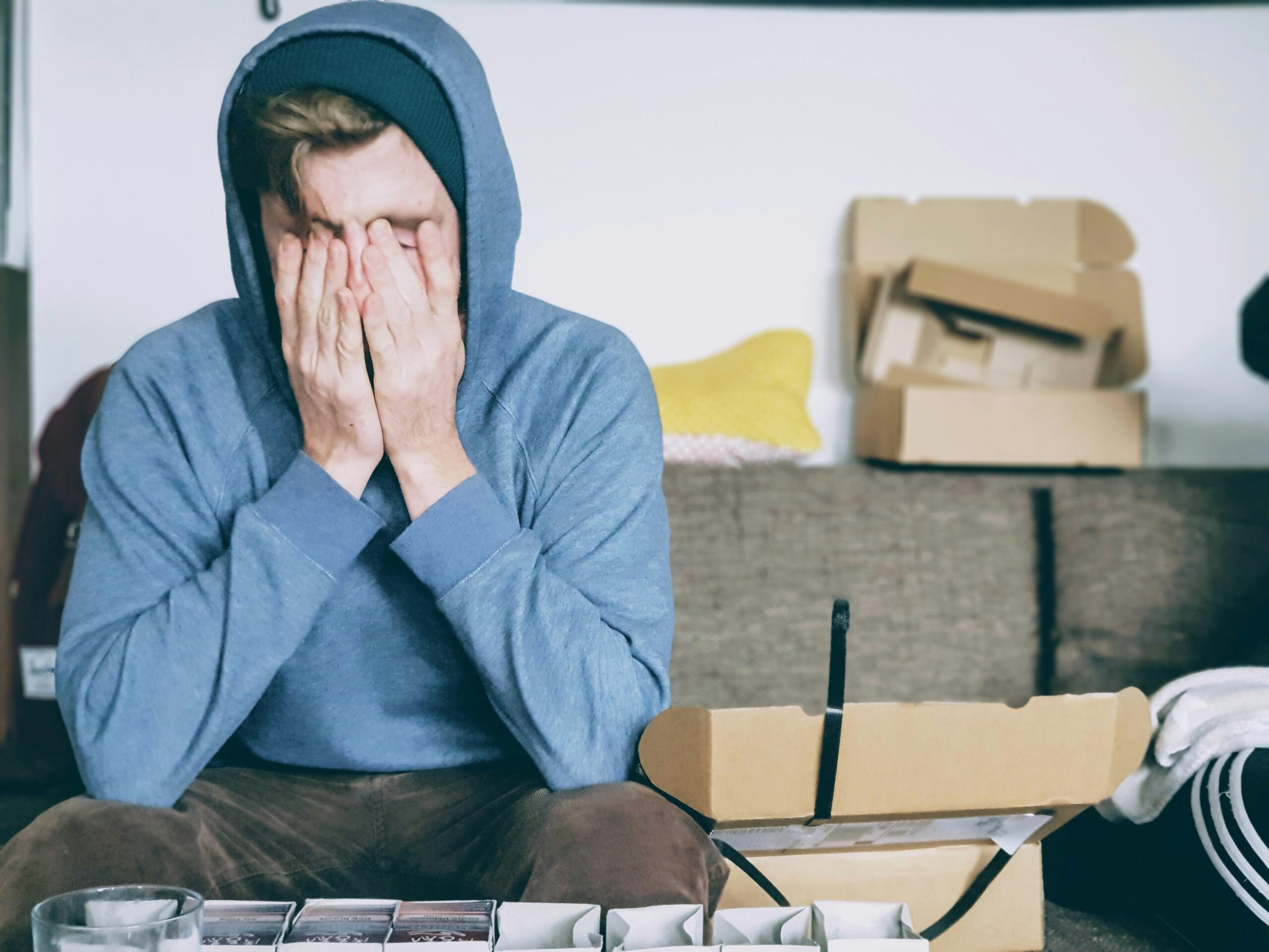 Mujer joven reflexionando en calma, concepto de salud mental