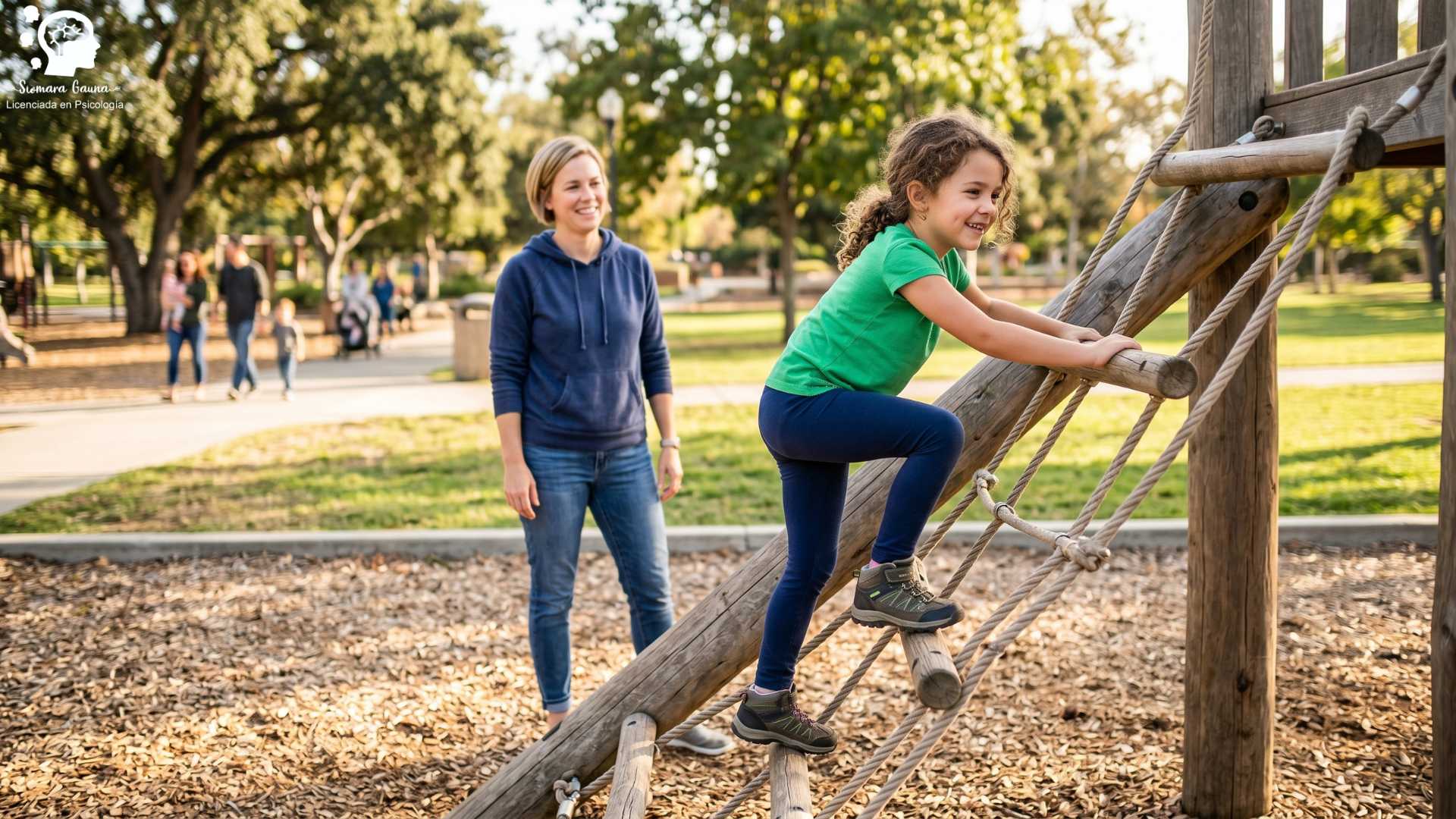 resiliencia infantil Una fotografía de plano medio que muestre a un niño o niña sonriendo mientras trepa un pequeño obstáculo en un parque, con un adulto de fondo que lo mira con atención y apoyo, transmitiendo seguridad, luz natural y calidez.