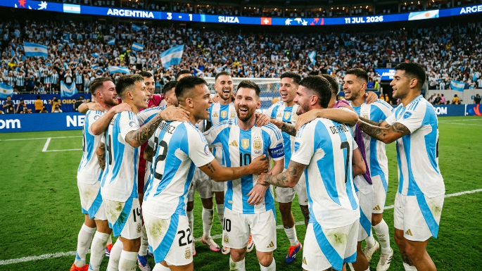 La incapacidad de comprender el instinto de supervivencia y la "garra" argentina. Plantel actual festejando el triunfo a Suiza el 11-7-26 en círculo, donde se note la complicidad, risas o abrazos genuinos entre los jugadores.