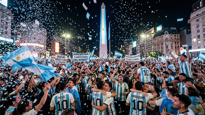La psicología detrás del fenómeno del fútbol argentino Una multitud bajo una lluvia de papeles celestes y blancos, en el obelisco, Buenos Aires.